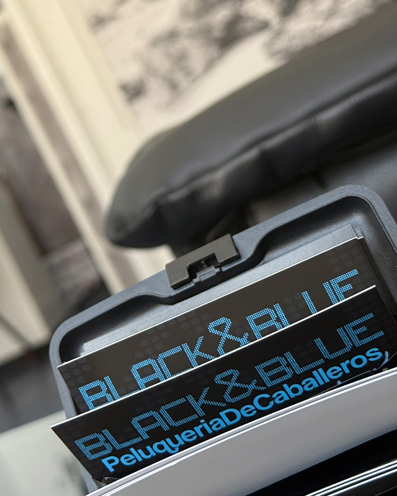 ROBER-Inicio-12 Imagen inclinada de las tarjetas de visita con el logo