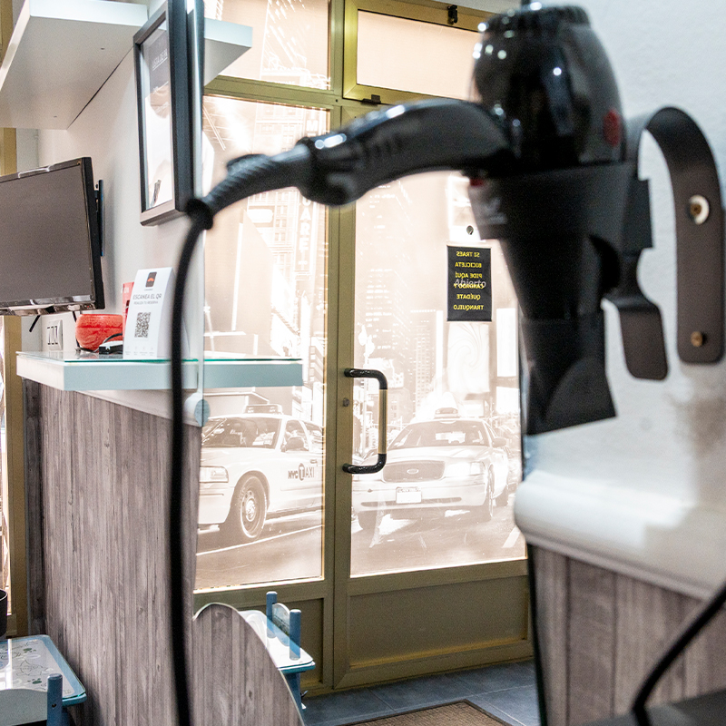 ROBER-Inicio-15 Primer plano de un secador de pelo y decoración neoyorquina en la puerta